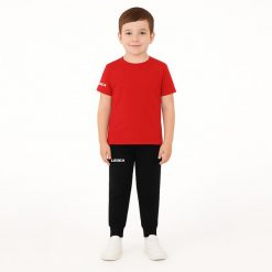 Komplet dresowy dla chłopca ARIA JR. Czerwone spodnie sportowe dla chłopców Legea, bez wzorów, z bawełny, sportowe, krótkie, na jogę i pilates. W wyprzedaży za 76.00 zł.