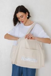 TORBA KAREN "ŁĄKA" ECRU One size - Flawless. Torebki shopper damskie Flawless, bez wzorów, z bawełny, na ramię, z nadrukiem, bez dodatków. Za 179.00 zł.