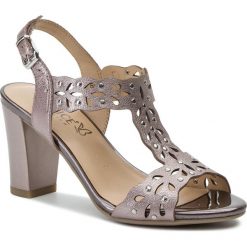 Sandały CAPRICE - 9-28315-22 Soft Pink Met. 596. Czerwone klapki damskie Caprice, z aplikacjami, ze skóry, bez obcasa, na obcasie, bez zapięcia. W wyprzedaży za 219.00 zł.
