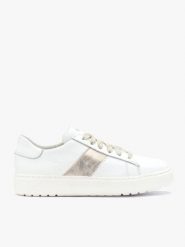 Białe skórzane półbuty z platynowym paskiem. Białe półbuty damskie Ryłko, bez wzorów, z materiału, z okrągłym noskiem, bez obcasa, na płaskiej podeszwie, bez zapięcia. Za 449.99 zł.