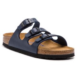 Klapki Birkenstock. Niebieskie klapki damskie Birkenstock, bez wzorów, bez obcasa. Za 359.99 zł.