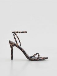 Sandały na obcasie - wielobarwny. Sandały damskie Reserved, bez wzorów, z tkaniny, bez obcasa, na obcasie, bez zapięcia. Za 159.99 zł.