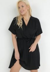 Czarna Sukienka z Kopertowym Dekoltem Wiązanym Paskiem i Gumką w Pasie Vung. Czarne sukienki damskie Born2be, l, bez wzorów, bez kołnierzyka, bez ramiączek, mini, kopertowe. Za 99.99 zł.