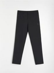 Spodnie treningowe SNSY PERFORMANCE - czarny. Czarne spodnie sportowe męskie Sinsay, l, bez wzorów, trekkingowe. Za 79.99 zł.