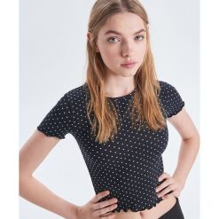 Bluzka w kropki - Czarny. Bluzki damskie Cropp. W wyprzedaży za 19.99 zł.