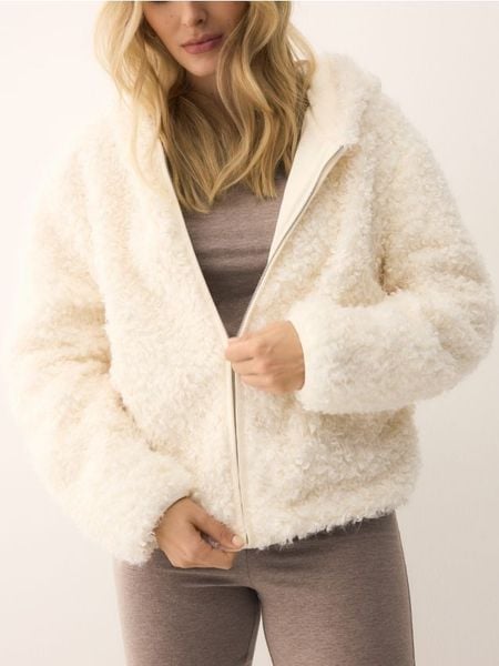 Bluza z imitacji baranka - złamana biel. Bluzy damskie Reserved, l, bez wzorów, bez kaptura. W wyprzedaży za 79.99 zł.