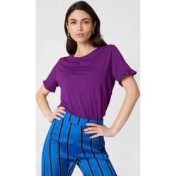 NA-KD T-shirt z falbanką - Purple. Fioletowe t-shirty damskie NA-KD, z bawełny, z falbankami. W wyprzedaży za 30.48 zł.