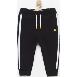 Spodnie dresowe z lampasami - Czarny. Spodnie sportowe dla chłopców Reserved, z dresówki. W wyprzedaży za 29.99 zł.