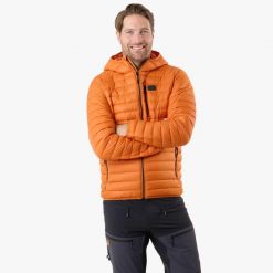 Kurtka outdoor hiking męska Swedemount Lofoten Hood Jacket wiatroszczelna. Brązowe kurtki męskie SWEDEMOUNT, m, bez wzorów, z puchu, outdoorowe. Za 499.99 zł.