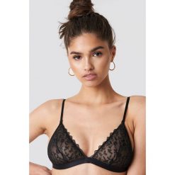 NA-KD Lingerie Trójkątny biustonosz z haftem - Black. Czarne biustonosze NA-KD Lingerie, z haftami. Za 52.95 zł.