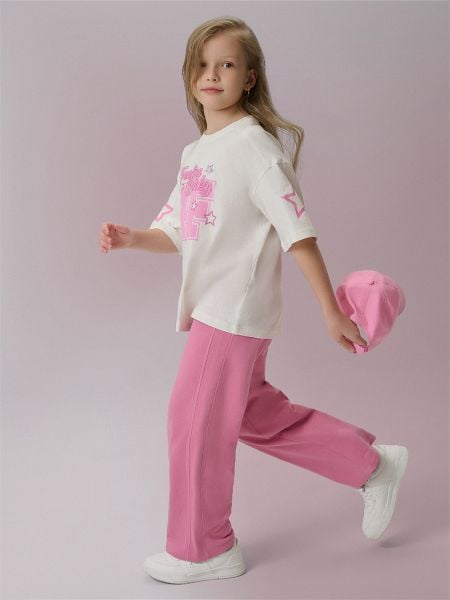 4F T-shirt loose z nadrukiem dziewczęcy - biały 134/140 (8-10 lat). Białe t-shirty i topy dla dziewczynek 4f, z aplikacjami, z bawełny, bez ramiączek. Za 59.99 zł.