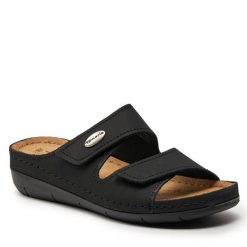 Klapki Tamaris. Czarne klapki damskie Tamaris, bez wzorów, bez obcasa. Za 139.99 zł.