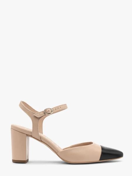 Beżowo czarne czółenka damskie z odkrytą piętą. Brązowe czółenka damskie Ryłko, bez wzorów, ze skóry, z okrągłym noskiem, bez obcasa, na obcasie, bez zapięcia. W wyprzedaży za 299.99 zł.