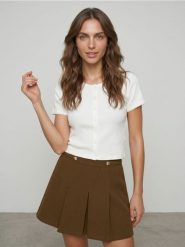 Plisowana spódnica mini z ozdobnymi guzikami - brązowy. Brązowe spódnice damskie Sinsay, l, bez wzorów, mini. Za 39.99 zł.