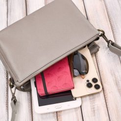 Torebka damska na ramię skórzana kremowa kompaktowa listonoszka Paolo Peruzzi IM-04-CR. Białe torby na ramię damskie bez wzorów, ze skóry, eleganckie, duże, bez dodatków. Za 229.00 zł.