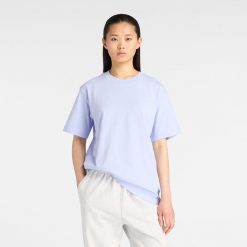 Koszulka damska New Balance WT41501DYK – fioletowa. Fioletowe koszulki sportowe damskie New Balance, m, bez wzorów, z materiału, bez kołnierzyka, bez ramiączek. Za 169.99 zł.