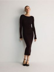 Sukienka z wiskozą - bordowy. Czerwone sukienki damskie Reserved, l, bez wzorów, z dzianiny, bez kołnierzyka, bez ramiączek, dopasowane. W wyprzedaży za 119.99 zł.