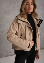 Beżowa Kurtka Przejściowa z Kapturem i Szerokim Kołnierzem w Sportowym Stylu Neviah. Brązowe kurtki sportowe damskie Renee, l, bez wzorów, z kapturem. Za 219.99 zł.