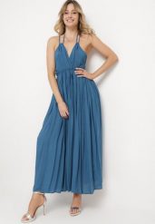 Granatowa Sukienka Wiskozowa Rozkloszowana z Wiązaniem na Szyi Frines. Niebieskie sukienki damskie Born2be, na imprezę, z aplikacjami, z wiskozy, eleganckie, bez kołnierzyka, bez ramiączek, maxi, rozkloszowane. Za 64.99 zł.