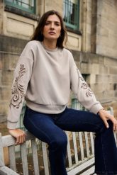 Bluza z ozdobnymi rękawami beżowa. Brązowe bluzy damskie MOODO, l, bez wzorów, z elastanu, bez kaptura. Za 139.99 zł.