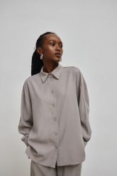 Luźna koszula z wiskozy w kolorze PEARL GREY - OBSESSION-M/L. Szare koszule damskie Marsala, l, bez wzorów, z jeansu, biznesowe, bez kołnierzyka, bez ramiączek. W wyprzedaży za 94.98 zł.