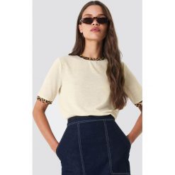 Moves T-shirt Kissa - Beige,Offwhite. Brązowe t-shirty damskie Moves, z nadrukiem, z klasycznym kołnierzykiem. Za 161.95 zł.