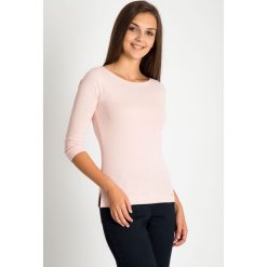 Jasnoróżowa bluzka basic z rękawem 3/4 QUIOSQUE. Szare bluzki damskie QUIOSQUE, z bawełny, klasyczne, z dekoltem w łódkę. W wyprzedaży za 29.99 zł.