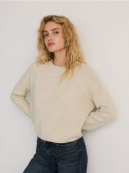 Sweter z metalizowaną nitką - kremowy. Białe swetry damskie Reserved, l, bez wzorów, z dzianiny, bez kołnierzyka, bez ramiączek, bez kaptura. W wyprzedaży za 39.99 zł.