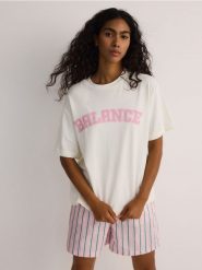 T-shirt z nadrukiem - złamana biel. T-shirty damskie Reserved, l, bez wzorów, z bawełny, bez kołnierzyka. W wyprzedaży za 35.99 zł.