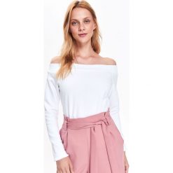 BIAŁA BLUZKA DZIANINOWA COLD SHOULDER. Bluzki damskie marki TOP SECRET. W wyprzedaży za 29.99 zł.