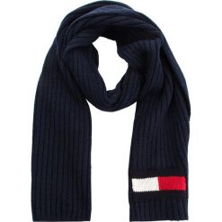 Szal TOMMY HILFIGER - Big Flag Scarf AM0AM04040 413. Szaliki i chusty damskie marki Tommy Hilfiger. W wyprzedaży za 239.00 zł.