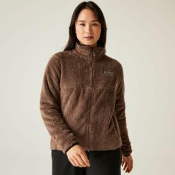 Polar damski Gnarly Dare 2b. Brązowe bluzy sportowe damskie Dare 2b, bez wzorów, z polaru, bez kaptura, narciarskie. W wyprzedaży za 189.99 zł.
