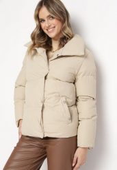 Jasnobeżowa Kurtka Pikowana z Kołnierzem Beatsarda. Brązowe kurtki damskie Born2be, l, z aplikacjami, bez kaptura. Za 139.99 zł.