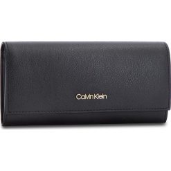 Duży Portfel Damski CALVIN KLEIN - Frame Large Trifold K60K604498 001. Czarne portfele damskie Calvin Klein, ze skóry ekologicznej. Za 299.00 zł.