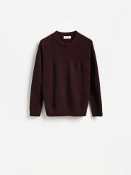 Wełniany sweter - karminowy. Czerwone swetry przez głowę męskie Reserved, l, bez wzorów, z wełny, bez kołnierzyka. Za 239.99 zł.