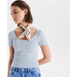 Bluzka w drobne prążki z dekoltem - Niebieski. Bluzki damskie Cropp. Za 19.99 zł.