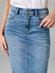 Jeansowa spódnica do kolana z rozcięciem z tyłu - niebieski. Niebieskie spódnice damskie Sinsay, bez wzorów, z jeansu, midi. Za 59.99 zł.