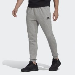 Essentials Fleece Regular Tapered Pants. Czarne buty sportowe męskie Adidas, z materiału, bez zapięcia, na fitness i siłownię. W wyprzedaży za 188.40 zł.