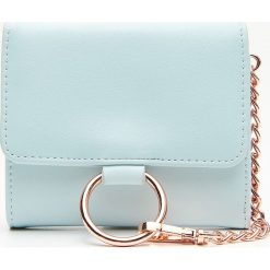 Portfel z łańcuchem - Turkusowy. Portfele damskie marki Cropp. W wyprzedaży za 14.99 zł.