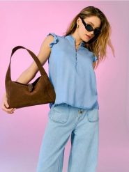 Koszulowa bluzka z falbanami z lyocellu - niebieski. Niebieskie bluzki damskie Sinsay, l, bez wzorów, z lyocellu, bez kołnierzyka, bez ramiączek. Za 39.99 zł.