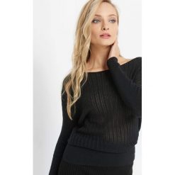 Sweter z metaliczną nitką. Czerwone swetry damskie Orsay, z bawełny, z dekoltem na plecach. Za 89.99 zł.