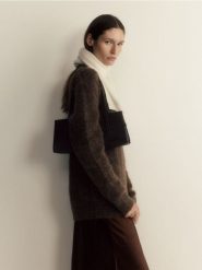 Wełniany szal z kaszmirem - kremowy. Białe szaliki i chusty damskie Reserved, bez wzorów, z kaszmiru. W wyprzedaży za 129.99 zł.