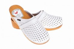 Damskie wygodne chodaki wsuwane ze skóra naturalną od Pantofle Wójciak Obuwie 37. Klapki damskie NoName, bez wzorów, ze skóry. Za 77.00 zł.