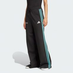 Spodnie Mercedes - Amg Petronas Formula One Team Dna. Białe spodnie dresowe damskie Adidas, m, bez wzorów, z dresówki. W wyprzedaży za 224.25 zł.