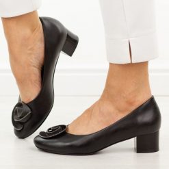 Czarne czółenka damskie na obcasie Potocki 12769. Czarne czółenka damskie POTOCKI, bez wzorów, z materiału, biznesowe, z okrągłym noskiem, bez obcasa, na obcasie, bez zapięcia. Za 189.00 zł.