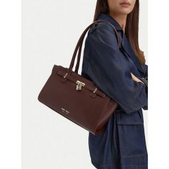 Torebka Nine West. Brązowe torebki do ręki damskie Nine West, bez wzorów, klasyczne, bez dodatków. Za 279.99 zł.
