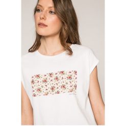 Calvin Klein Jeans - Top. Szare topy damskie Calvin Klein Jeans, z nadrukiem, z bawełny, z okrągłym kołnierzem, z krótkim rękawem. W wyprzedaży za 159.90 zł.
