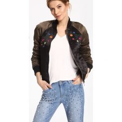KURTKA KRÓTKA DAMSKA SATYNOWA Z ZAMKIEM. Zielone kurtki damskie TOP SECRET, na lato, z aplikacjami, z satyny, bez kaptura. W wyprzedaży za 59.99 zł.