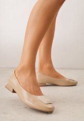 Beżowe Czółenka na Niskim Obcasie z Elegancką Aplikacją i Skórzaną Wkładką Cezaline. Brązowe czółenka damskie Born2be, z aplikacjami, biznesowe, bez obcasa, bez zapięcia. Za 159.99 zł.