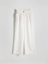 Spodnie paperbag z lnem - biały. Białe spodnie materiałowe damskie Reserved, l, bez wzorów, z wiskozy. W wyprzedaży za 99.99 zł.